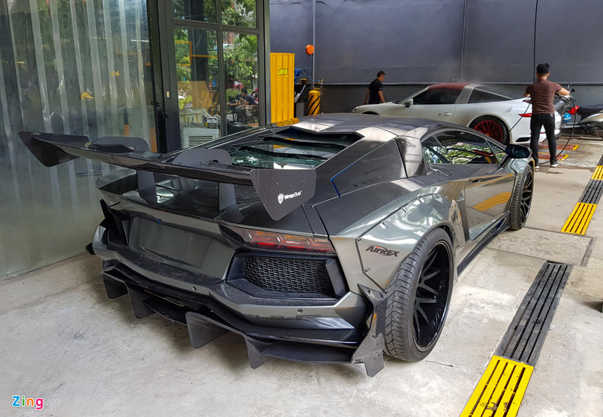 Siêu xe Lamborghini Aventador độ thân rộng chính hãng đầu tiên Việt Nam