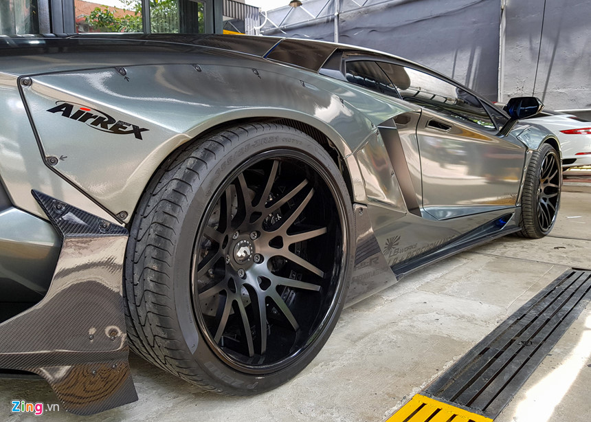 Siêu xe Lamborghini Aventador độ thân rộng chính hãng đầu tiên Việt Nam