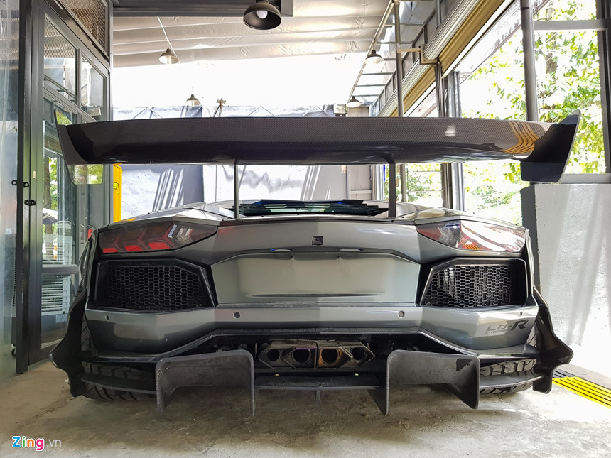 Siêu xe Lamborghini Aventador độ thân rộng chính hãng đầu tiên Việt Nam