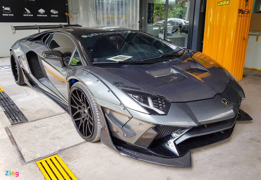 Siêu xe Lamborghini Aventador độ thân rộng chính hãng đầu tiên Việt Nam