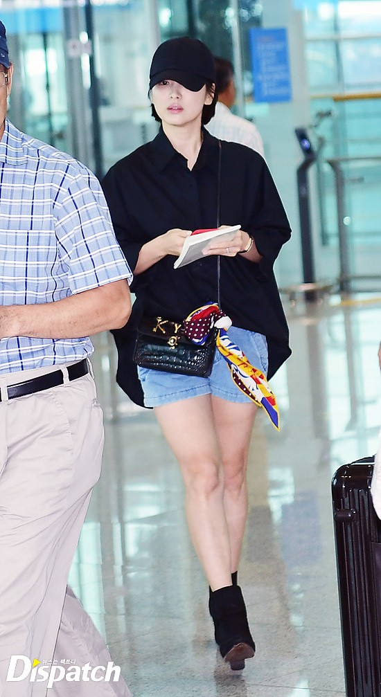 Lâu lắm mới lộ diện, Song Hye Kyo ăn mặc giản dị hết mức nhưng vẫn gây choáng ngợp với nhẫn kim cương 90 triệu