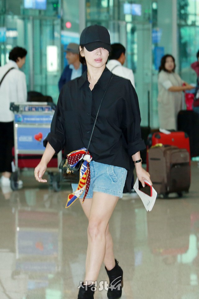 Lâu lắm mới lộ diện, Song Hye Kyo ăn mặc giản dị hết mức nhưng vẫn gây choáng ngợp với nhẫn kim cương 90 triệu