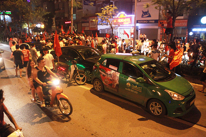 Mừng U23 VN chiến thắng: Xe máy lao vun vút, 3 ô tô dính chùm dưới hầm Kim Liên