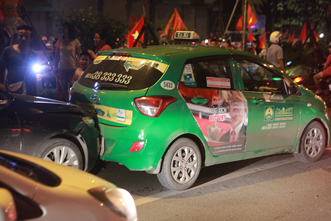 Mừng U23 VN chiến thắng: Xe máy lao vun vút, 3 ô tô dính chùm dưới hầm Kim Liên