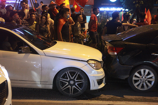 Mừng U23 VN chiến thắng: Xe máy lao vun vút, 3 ô tô dính chùm dưới hầm Kim Liên