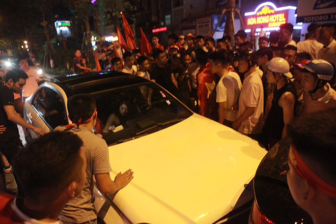 Mừng U23 VN chiến thắng: Xe máy lao vun vút, 3 ô tô dính chùm dưới hầm Kim Liên