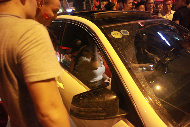 Mừng U23 VN chiến thắng: Xe máy lao vun vút, 3 ô tô dính chùm dưới hầm Kim Liên