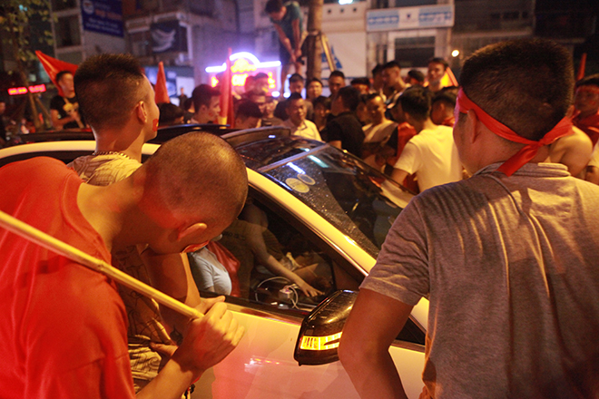 Mừng U23 VN chiến thắng: Xe máy lao vun vút, 3 ô tô dính chùm dưới hầm Kim Liên