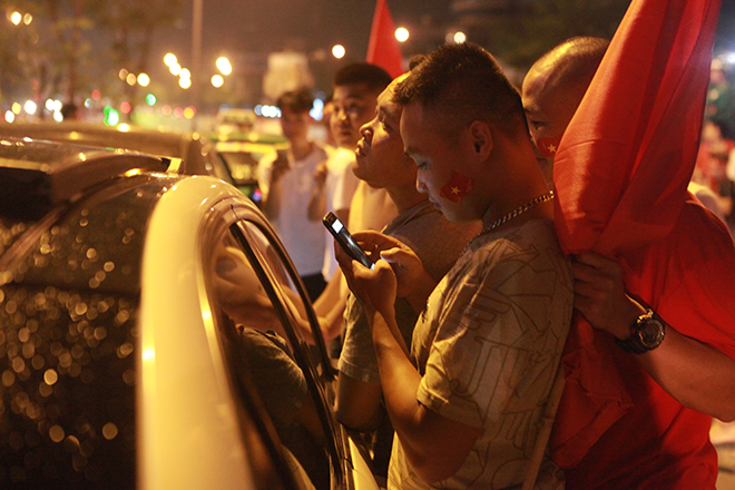 Mừng U23 VN chiến thắng: Xe máy lao vun vút, 3 ô tô dính chùm dưới hầm Kim Liên