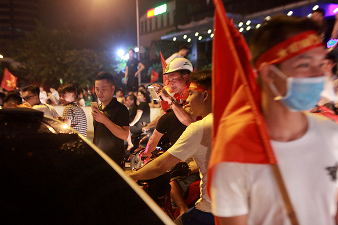 Mừng U23 VN chiến thắng: Xe máy lao vun vút, 3 ô tô dính chùm dưới hầm Kim Liên