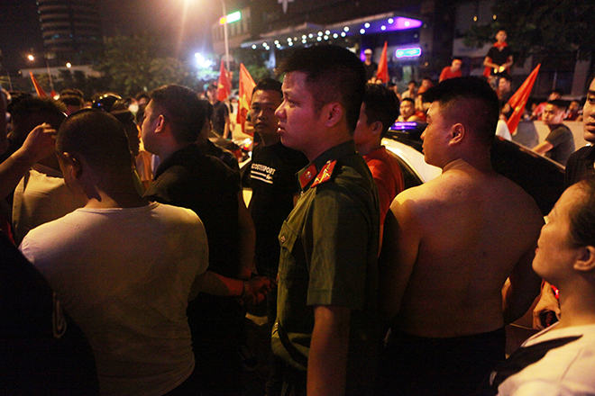 Mừng U23 VN chiến thắng: Xe máy lao vun vút, 3 ô tô dính chùm dưới hầm Kim Liên