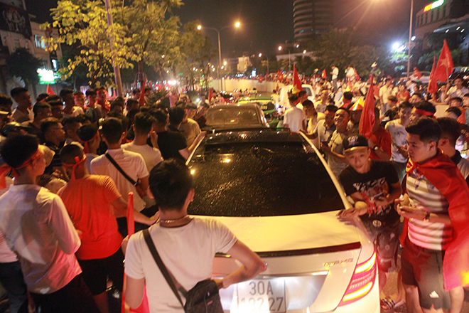 Mừng U23 VN chiến thắng: Xe máy lao vun vút, 3 ô tô dính chùm dưới hầm Kim Liên