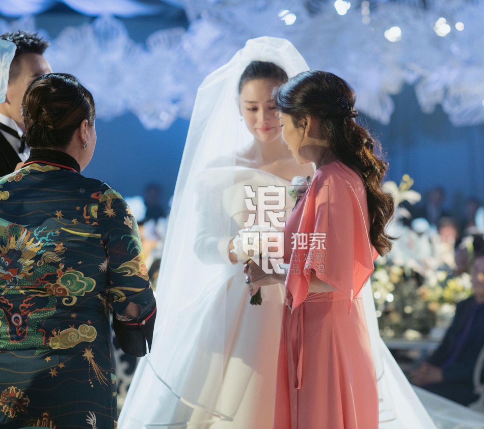 Chùm ảnh đẹp xúc động trong đám cưới tình địch Phạm Băng Băng và sĩ quan đặc công điển trai như nam thần Chùm ảnh đẹp xúc động trong đám cưới tình địch Phạm Băng Băng và sĩ quan đặc công điển trai như nam thần