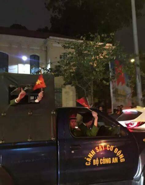 Ảnh: Cùng nhìn lại những màn ăn mừng cực chất từ các cổ động viên cả nước sau chiến thắng lịch sử của tuyển Olympic Việt Nam