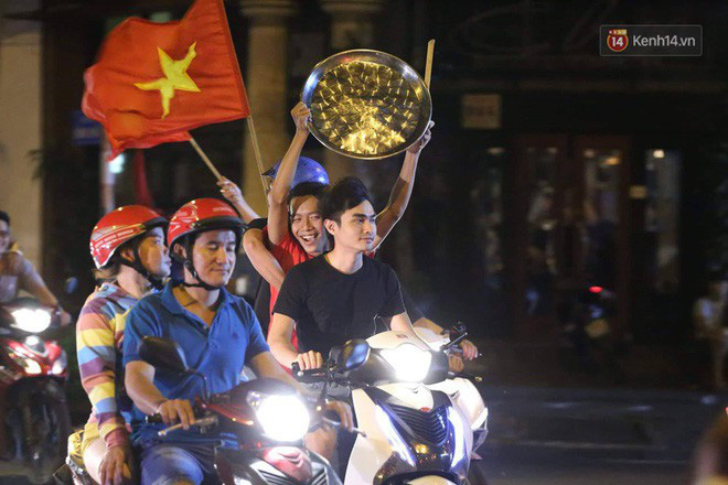 Ảnh: Cùng nhìn lại những màn ăn mừng cực chất từ các cổ động viên cả nước sau chiến thắng lịch sử của tuyển Olympic Việt Nam