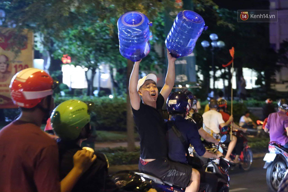 Ảnh: Cùng nhìn lại những màn ăn mừng cực chất từ các cổ động viên cả nước sau chiến thắng lịch sử của tuyển Olympic Việt Nam