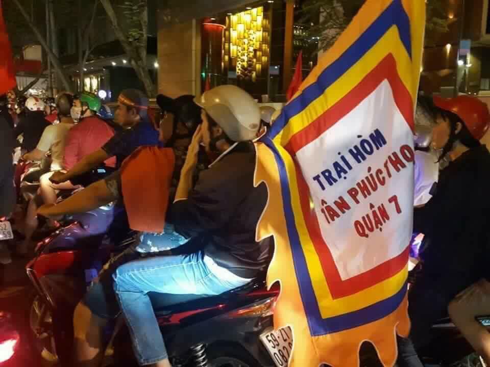 Ảnh: Cùng nhìn lại những màn ăn mừng cực chất từ các cổ động viên cả nước sau chiến thắng lịch sử của tuyển Olympic Việt Nam