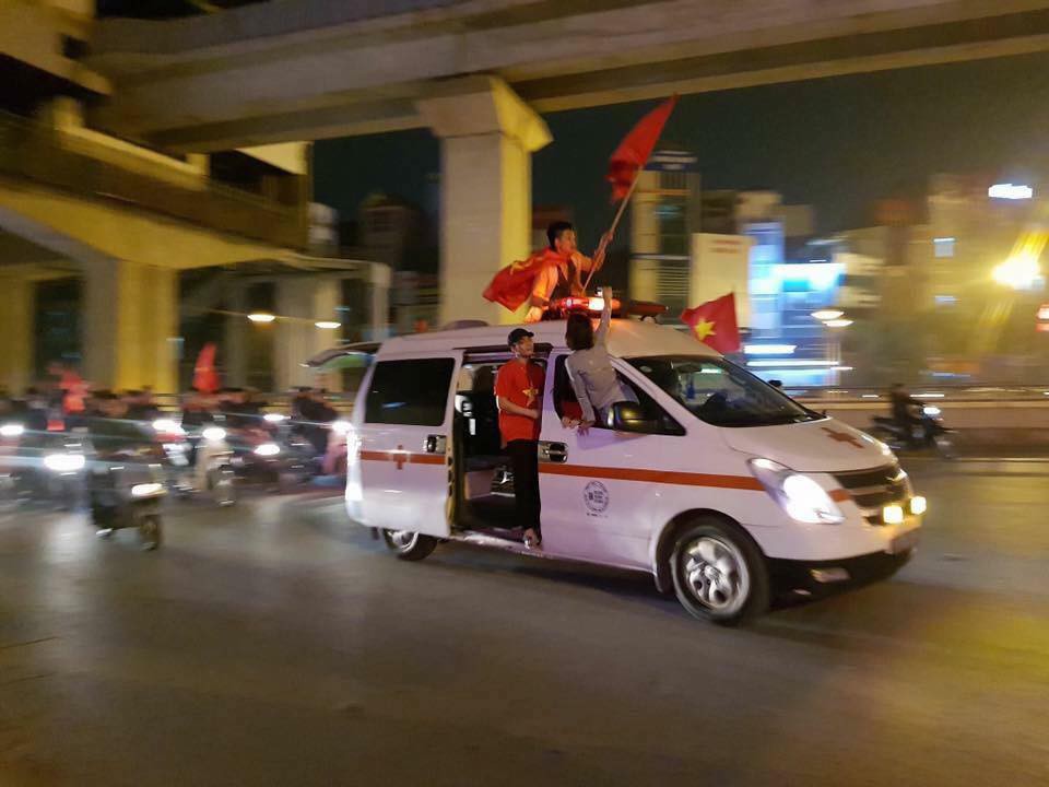 Ảnh: Cùng nhìn lại những màn ăn mừng cực chất từ các cổ động viên cả nước sau chiến thắng lịch sử của tuyển Olympic Việt Nam