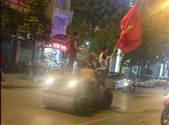 Ảnh: Cùng nhìn lại những màn ăn mừng cực chất từ các cổ động viên cả nước sau chiến thắng lịch sử của tuyển Olympic Việt Nam