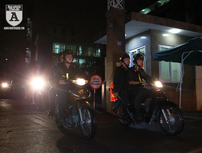 Công an Hà Nội trắng đêm trên đường cùng người hâm mộ bóng đá