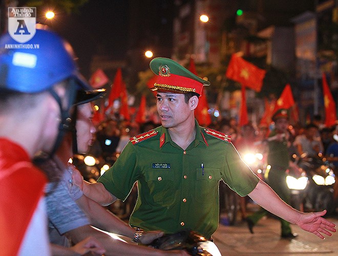 Công an Hà Nội trắng đêm trên đường cùng người hâm mộ bóng đá