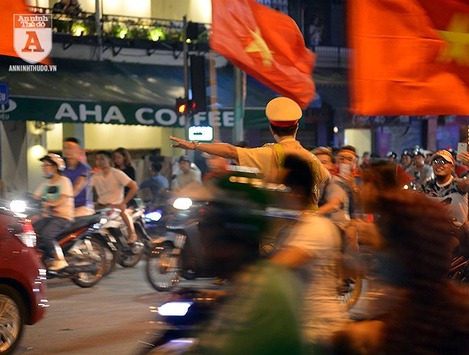 Công an Hà Nội trắng đêm trên đường cùng người hâm mộ bóng đá