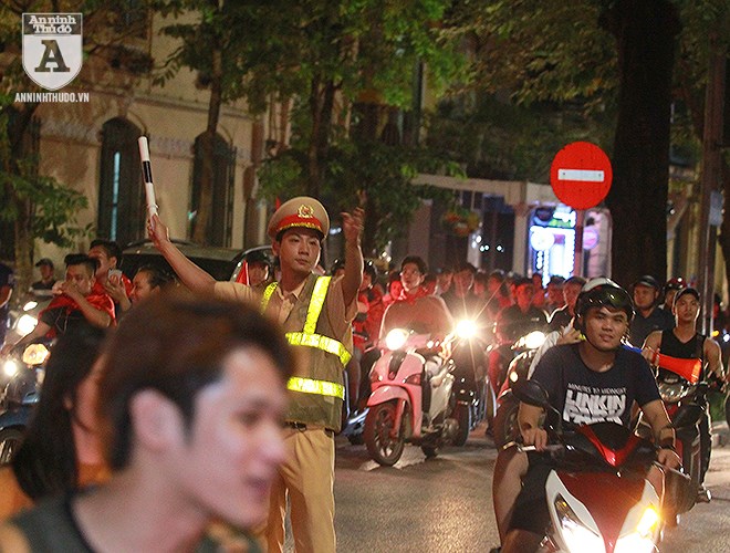 Công an Hà Nội trắng đêm trên đường cùng người hâm mộ bóng đá