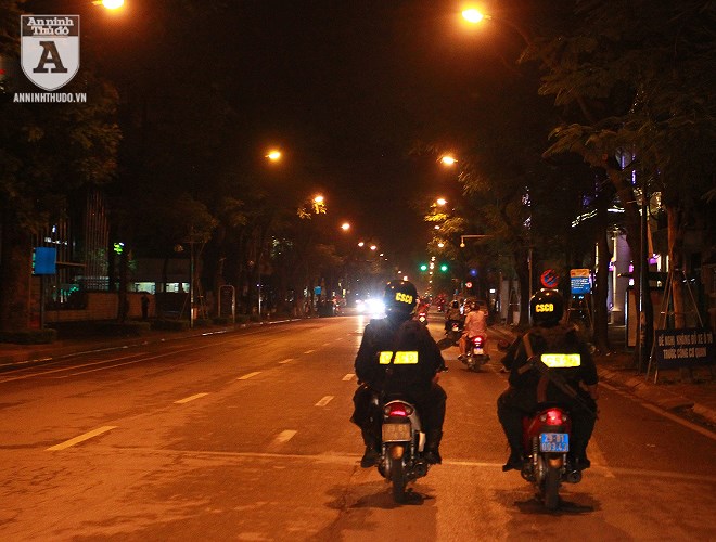 Công an Hà Nội trắng đêm trên đường cùng người hâm mộ bóng đá