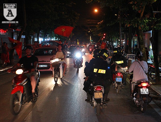 Công an Hà Nội trắng đêm trên đường cùng người hâm mộ bóng đá
