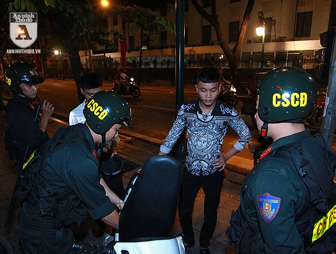 Công an Hà Nội trắng đêm trên đường cùng người hâm mộ bóng đá