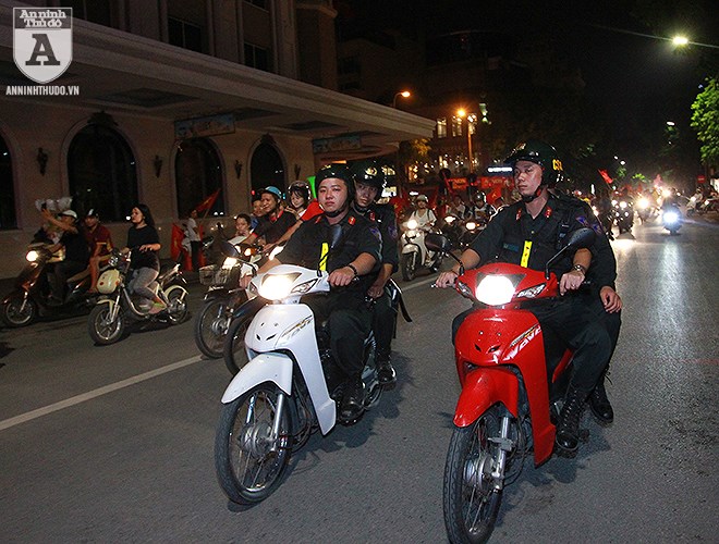 Công an Hà Nội trắng đêm trên đường cùng người hâm mộ bóng đá