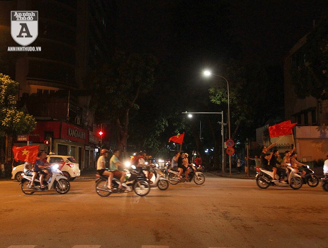 Công an Hà Nội trắng đêm trên đường cùng người hâm mộ bóng đá