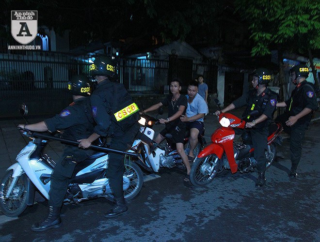 Công an Hà Nội trắng đêm trên đường cùng người hâm mộ bóng đá