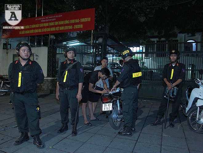 Công an Hà Nội trắng đêm trên đường cùng người hâm mộ bóng đá