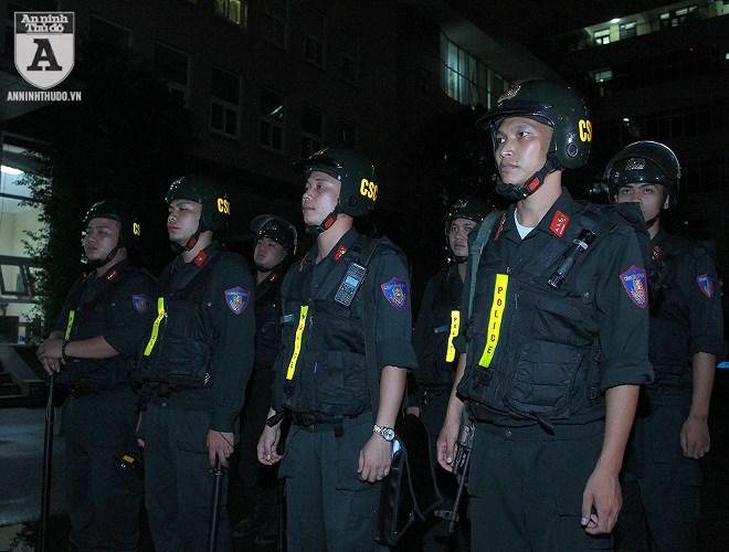 Công an Hà Nội trắng đêm trên đường cùng người hâm mộ bóng đá