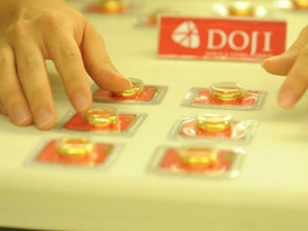 Giá vàng miếng tăng, USD giảm