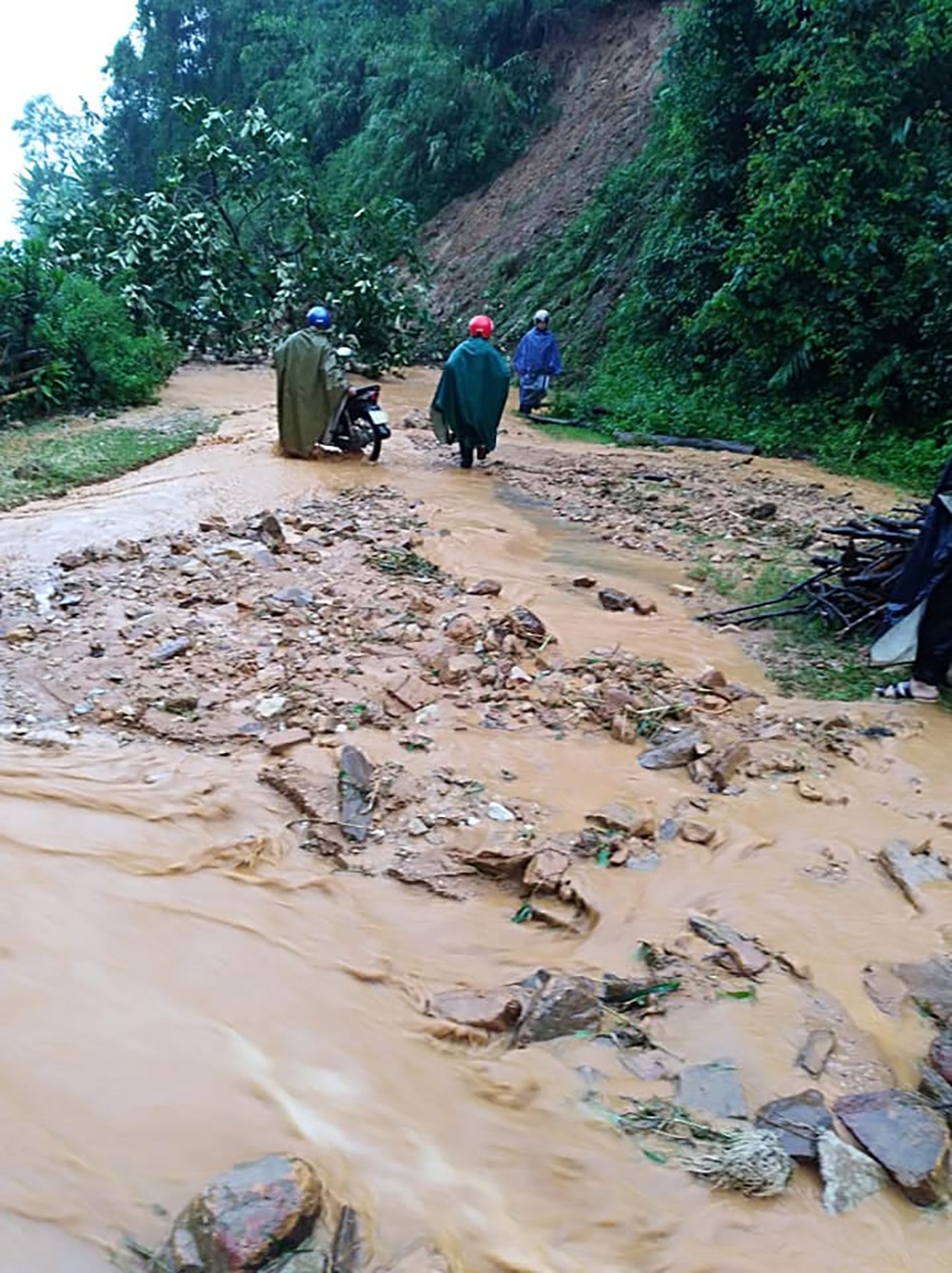 Mưa lớn gây lũ quét, sạt lở, nhiều huyện ở Điện Biên bị chia cắt
