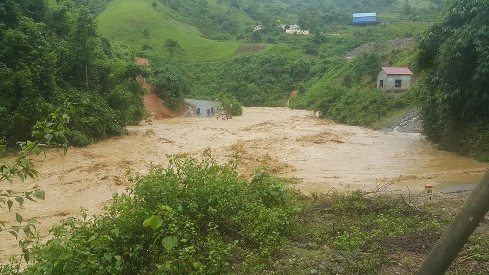 Mưa lớn gây lũ quét, sạt lở, nhiều huyện ở Điện Biên bị chia cắt