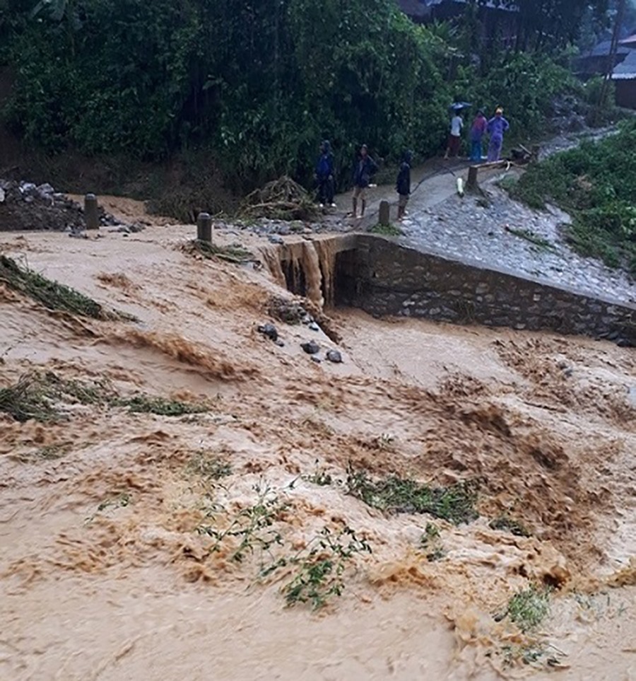 Mưa lớn gây lũ quét, sạt lở, nhiều huyện ở Điện Biên bị chia cắt