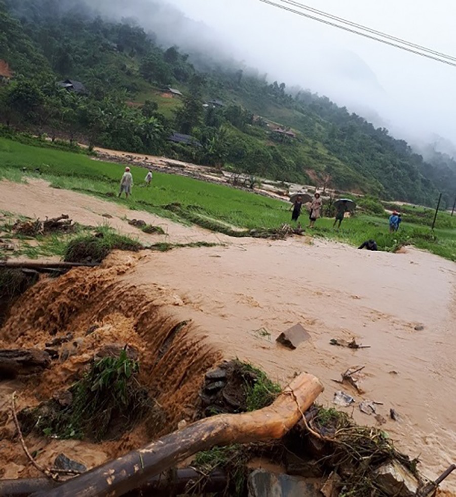 Mưa lớn gây lũ quét, sạt lở, nhiều huyện ở Điện Biên bị chia cắt