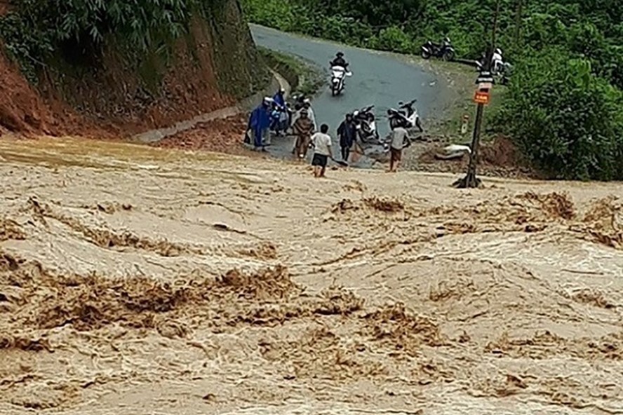 Mưa lớn gây lũ quét, sạt lở, nhiều huyện ở Điện Biên bị chia cắt