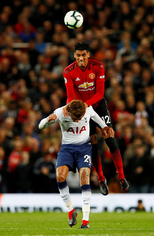 Thua tan nát trên sân nhà, Mourinho nóng mặt với phóng viên