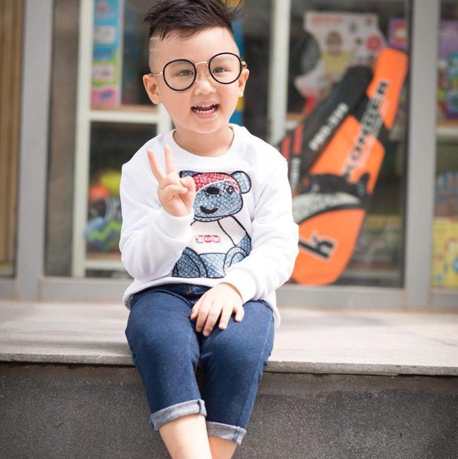 Cậu bé được bố giấu mẹ dẫn đi bão mừng Olympic Việt Nam chiến thắng liên tục hát Việt Nam ơi, Việt Nam ơi! sau khi trở về nhà