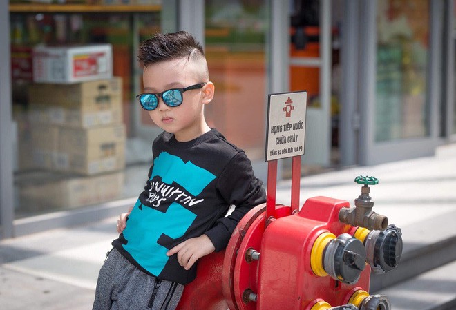 Cậu bé được bố giấu mẹ dẫn đi bão mừng Olympic Việt Nam chiến thắng liên tục hát Việt Nam ơi, Việt Nam ơi! sau khi trở về nhà