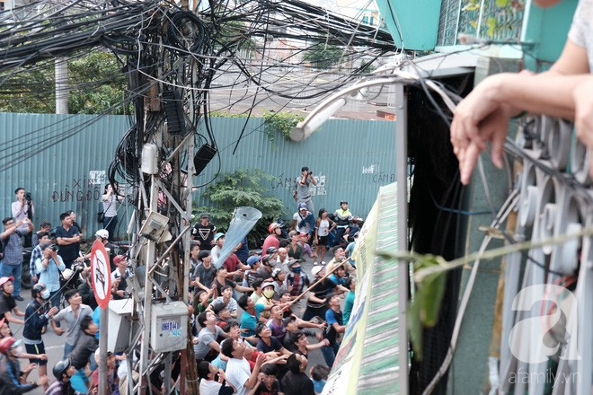 Giành giật mâm cúng cô hồn, thiếu niên 12 tuổi đâm con chủ nhà thủng cổ