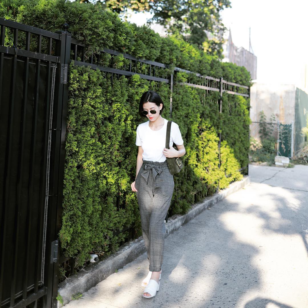 Vừa giấu khéo bụng lớn lại kéo chân tuyệt đỉnh, chẳng trách quần vải thắt nơ lại gây sốt suốt mùa hè/thu năm nay