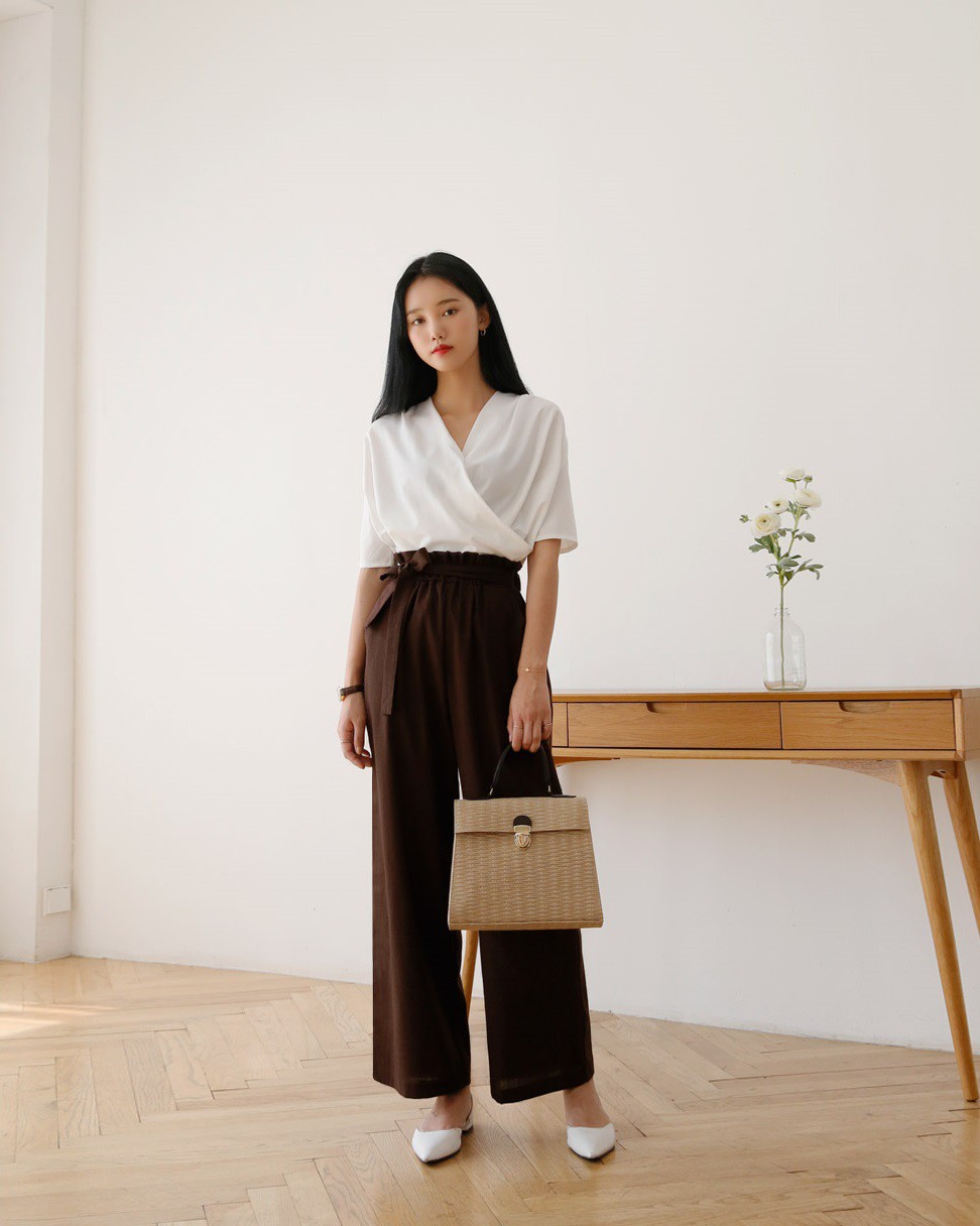 Vừa giấu khéo bụng lớn lại kéo chân tuyệt đỉnh, chẳng trách quần vải thắt nơ lại gây sốt suốt mùa hè/thu năm nay