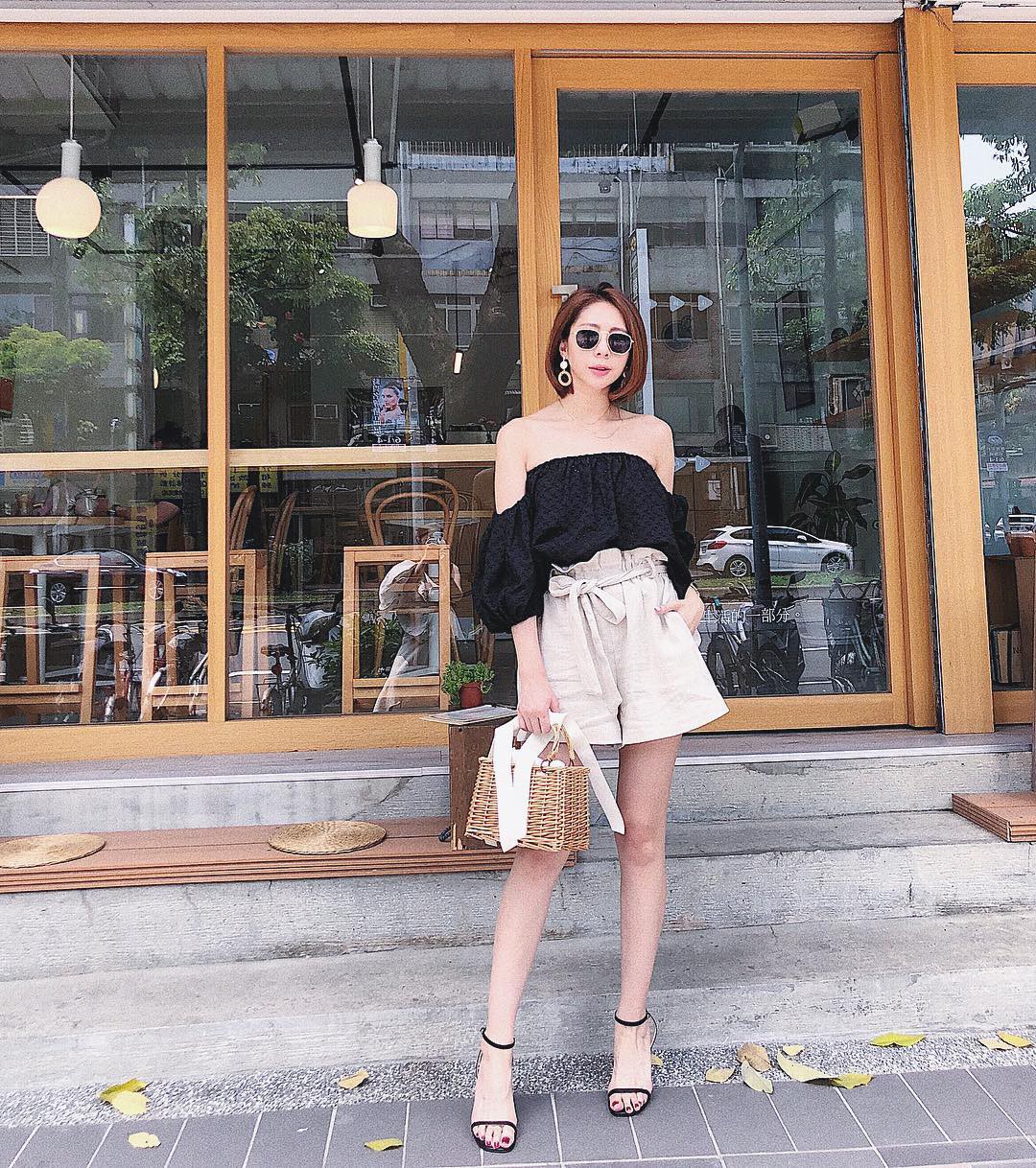 Vừa giấu khéo bụng lớn lại kéo chân tuyệt đỉnh, chẳng trách quần vải thắt nơ lại gây sốt suốt mùa hè/thu năm nay