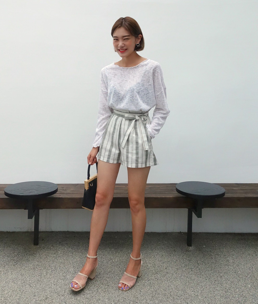 Vừa giấu khéo bụng lớn lại kéo chân tuyệt đỉnh, chẳng trách quần vải thắt nơ lại gây sốt suốt mùa hè/thu năm nay