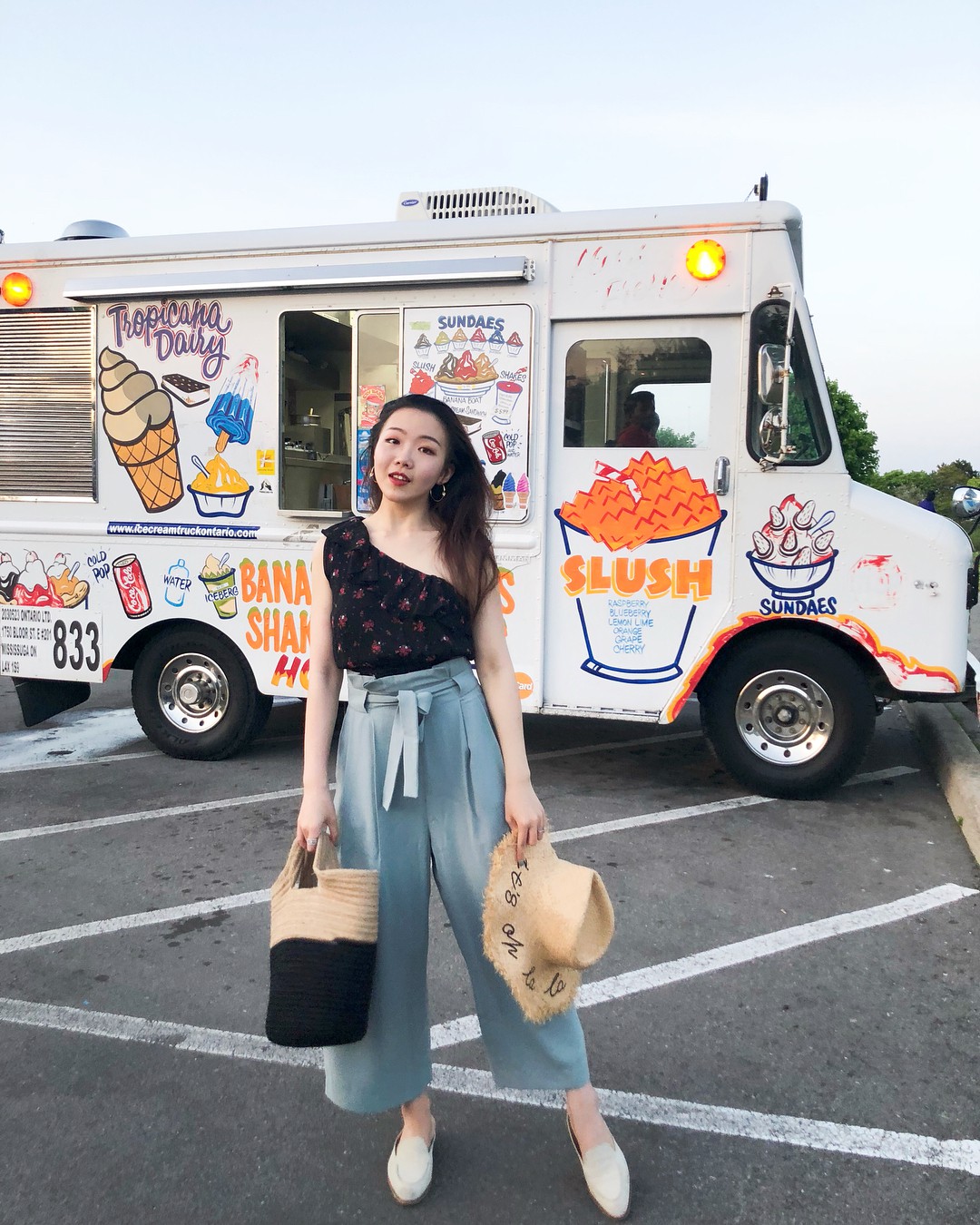 Vừa giấu khéo bụng lớn lại kéo chân tuyệt đỉnh, chẳng trách quần vải thắt nơ lại gây sốt suốt mùa hè/thu năm nay